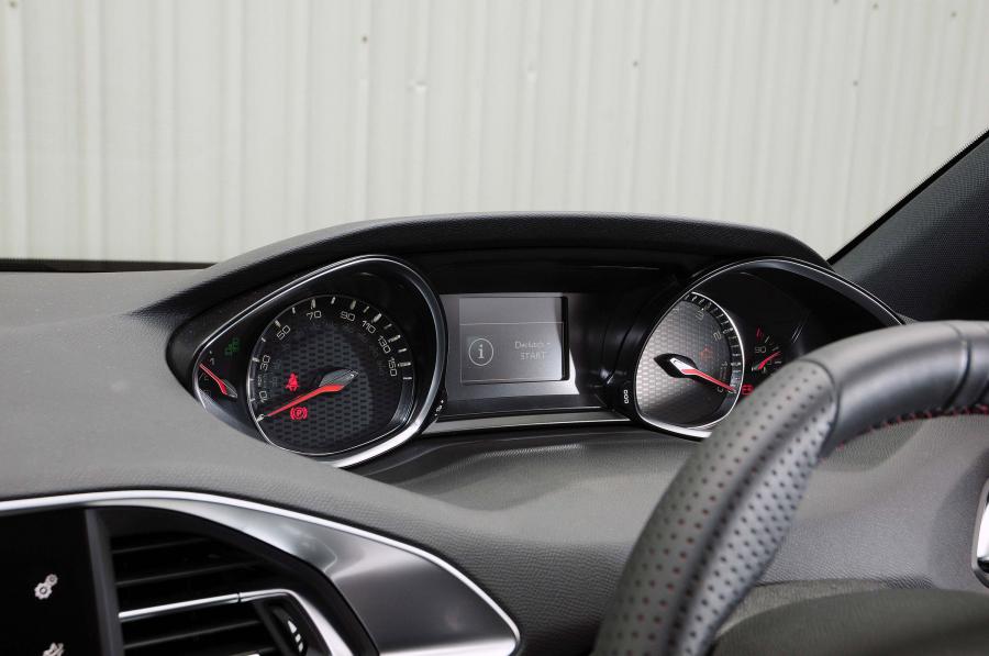  Peugeot 308 GT 2015 года  (UK) (фото 6 из 8)